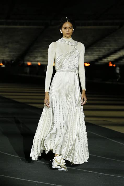 cruise dior 2022|Sfilata Dior Cruise 2022: video e look moda più belli.